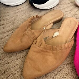 Universal Thread Brown Pointed Flats